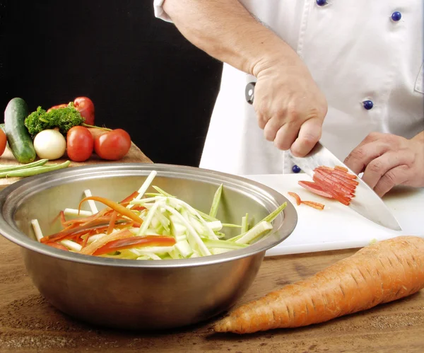 Hombre cortando verduras en la cocina — Foto de Stock