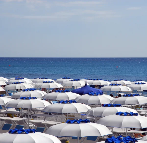 Guarda-chuvas Resort na praia . — Fotografia de Stock