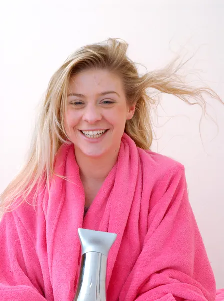 Junge blonde Frau trocknet Haare nach dem Bad. — Stockfoto