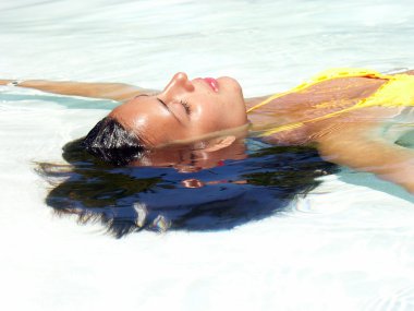 Yüzme havuzunda rahatlatıcı kadın