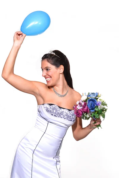 Szczęśliwa panna młoda świętuje z balonem — Zdjęcie stockowe