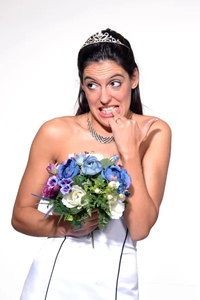 Sposa stressata che tiene un mazzo di fiori — Foto Stock