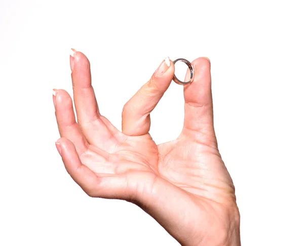 Женская рука с обручальным кольцом — стоковое фото