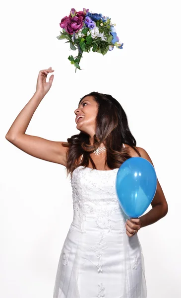 Noiva feliz jogando um buquê de flores — Fotografia de Stock