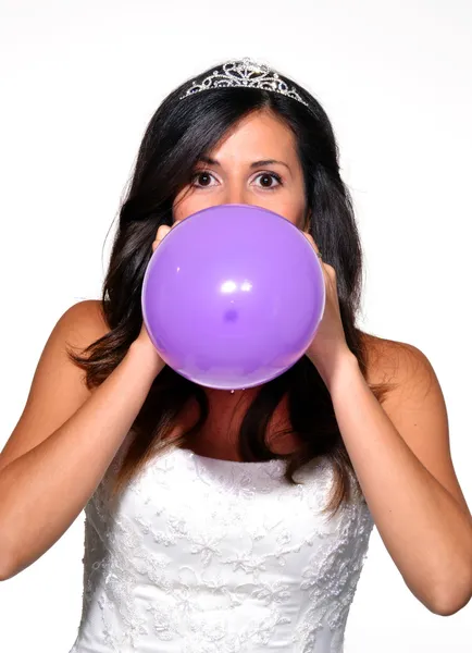 Novia divertida inflando un globo —  Fotos de Stock