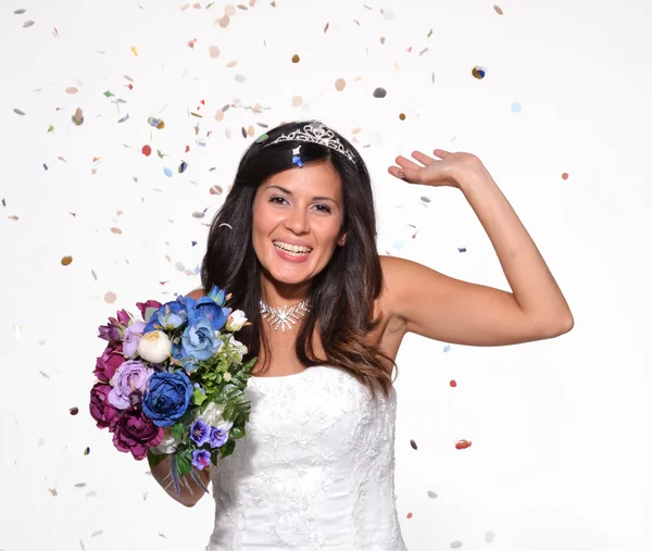 Felice sposa che celebra tenendo un bouquet . — Foto Stock