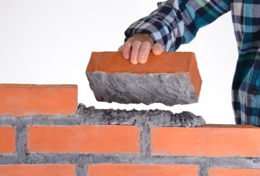 bir tuğla tutan ve bir duvar inşa Oluşturucu el.