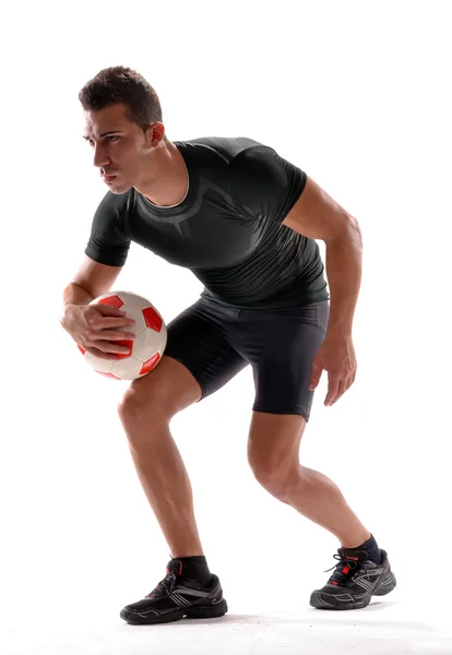 Fußballer hält einen Fußballball in der Hand. — Stockfoto