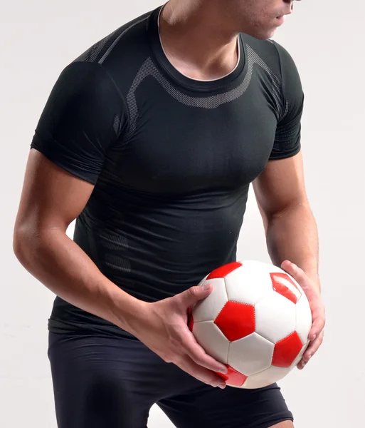 Γυμναστήριο ποδοσφαιριστής και μια μπάλα ποδοσφαίρου. — Φωτογραφία Αρχείου