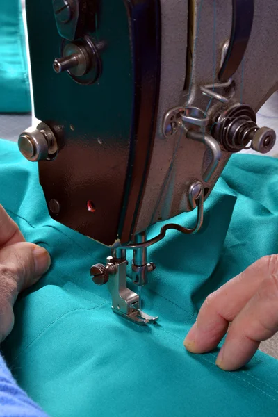 Trabajador en máquina de coser . —  Fotos de Stock