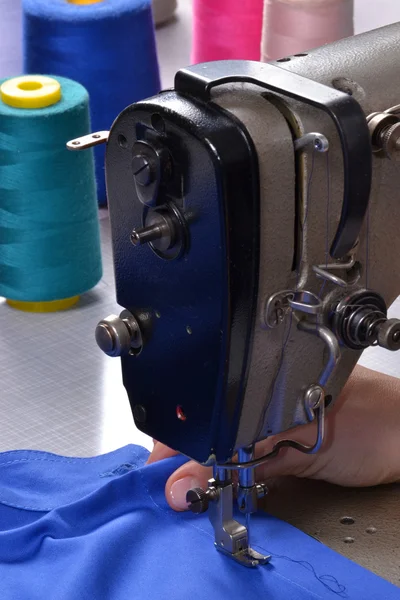 Trabajador en máquina de coser . — Foto de Stock