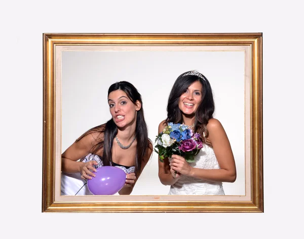 Funny novias dentro de un marco de madera . — Foto de Stock