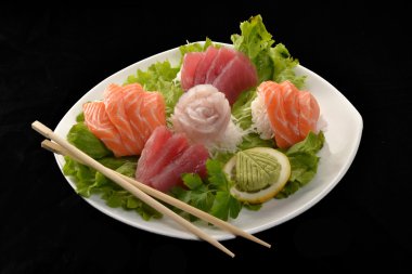suşi somon ve ton balıklı sushi