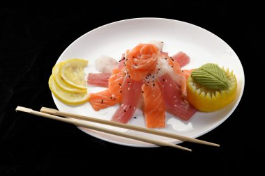 suşi somon ve ton balıklı sushi