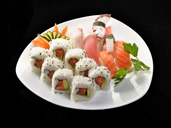 Rolos de sushi em um prato — Fotografia de Stock