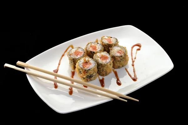 Rolos de sushi em um prato — Fotografia de Stock