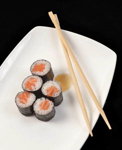 Rolos de sushi em um prato — Fotografia de Stock