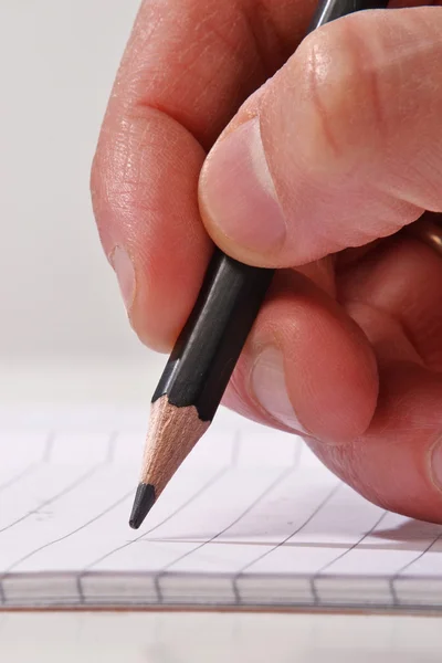 Escribir a mano en un cuaderno . — Foto de Stock