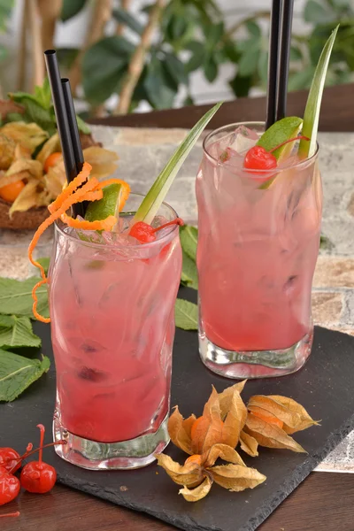 Cocktail drinken — Stockfoto