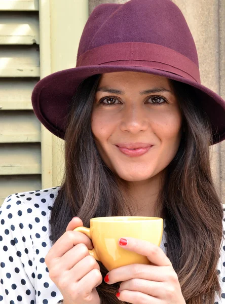 Vrouw die koffie drinkt — Stockfoto