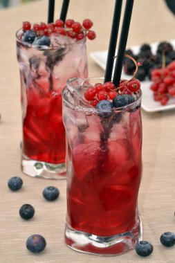 Orman meyve kokteyli içecekler