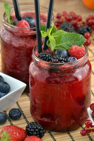 Boissons cocktail de fruits forestiers — Photo