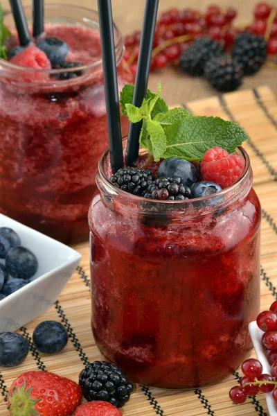 Bebidas de cocktail de frutas florestais — Fotografia de Stock