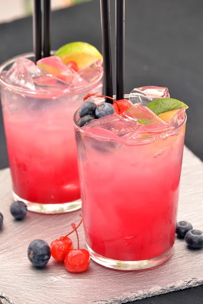 Rode cocktail dranken en fruit — Stockfoto