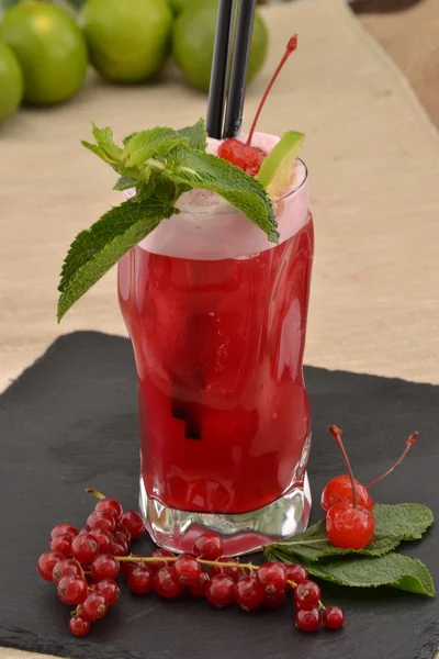 Bos fruit alcoholische cocktail dranken — Stockfoto