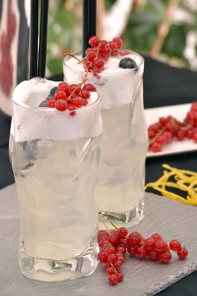 Bebidas de cóctel limón y bayas rojas —  Fotos de Stock