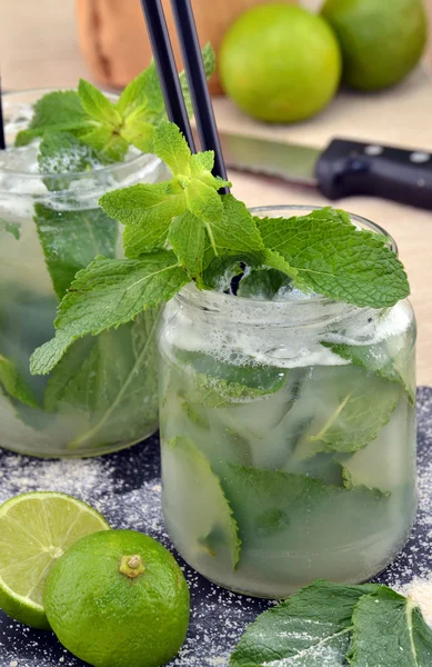 Mohito kokteyli içki ve limon — Stok fotoğraf