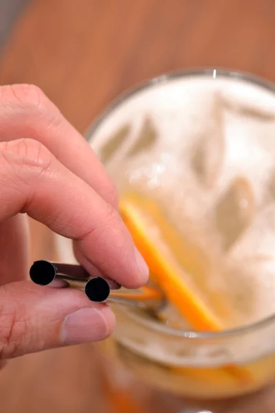 Opwaartse uitzicht vanaf een cocktail drinken en oranje segment — Stockfoto