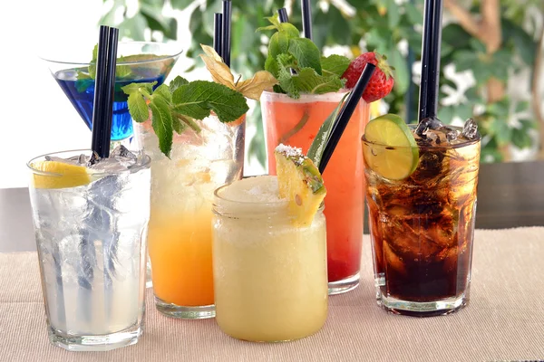 Geassorteerde cocktail drinken — Stockfoto