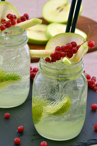 Bebidas de cóctel de limón y frutas del bosque — Foto de Stock