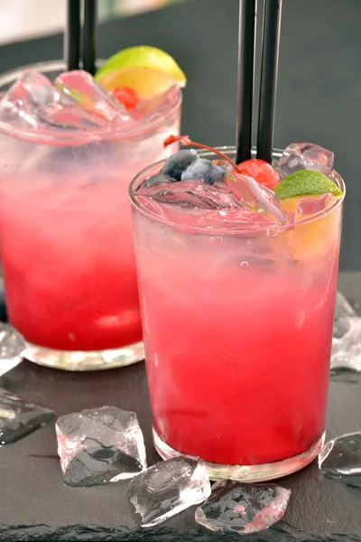 Röd cocktail drinkar och frukter — Stockfoto
