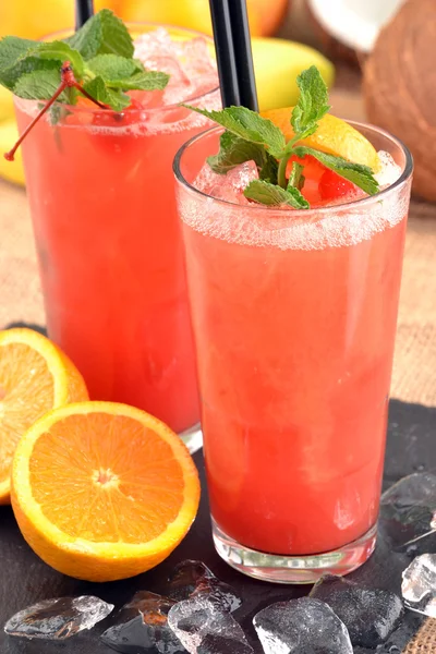 Bevande cocktail con punch alla frutta — Foto Stock