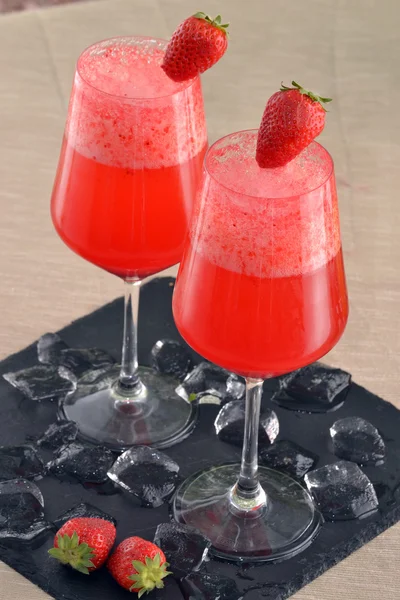 Strawberry alcoholic cocktail drinks — Stock Photo, Image