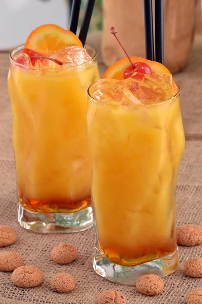 Broskvový koktejl nápoje a cherry — Stock fotografie
