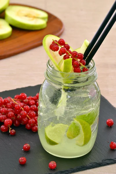 Limon kokteyli içki ve orman meyve — Stok fotoğraf