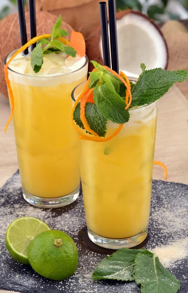 Bebidas de coquetel de frutas tropicais e limão — Fotografia de Stock