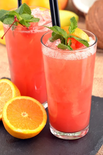 Bevande cocktail con punch alla frutta — Foto Stock