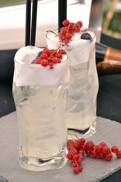 Bebidas de cóctel limón y bayas rojas —  Fotos de Stock