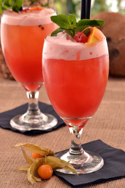 Fruit punch cocktail drinken — Stockfoto