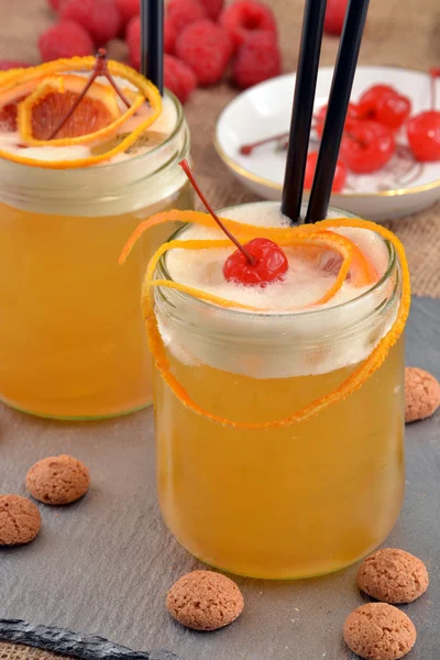Bebida de cóctel de ponche de frutas y frutas — Foto de Stock