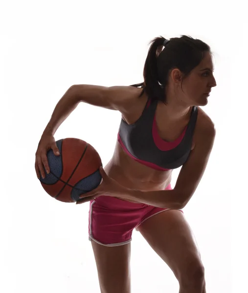 Mujer joven jugando basket ball — Foto de Stock