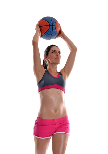 Mujer joven jugando basket ball — Foto de Stock