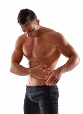 Karın kasları dokunmadan fitness adam