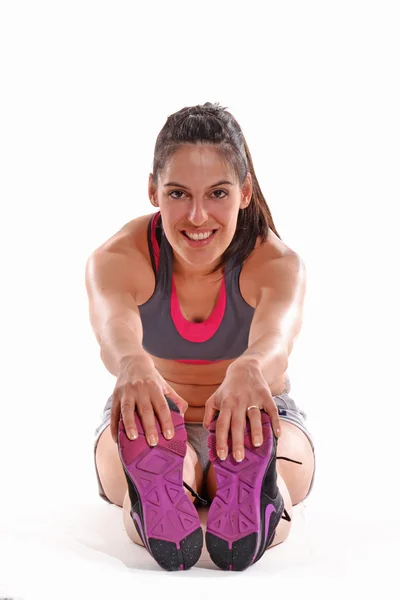 Fitness uitrekkende Latijns-vrouw — Stockfoto