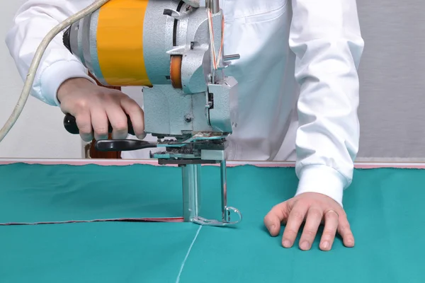 Uomo lavoratore utilizzando un cutter — Foto Stock