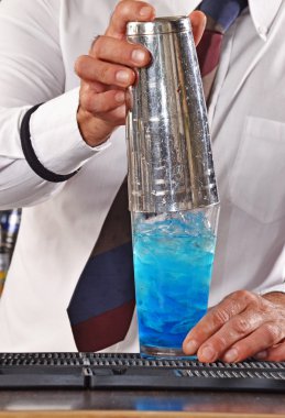 Barmen mavi kokteyl içki hazırlama.